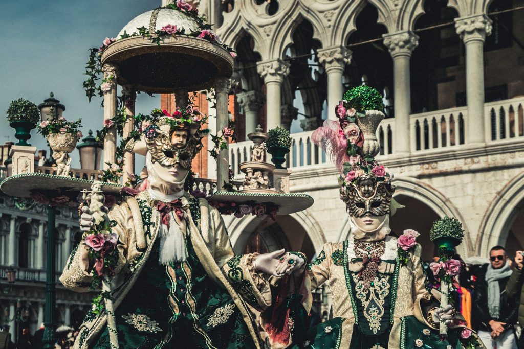 Carnevale di Venezia mit kostümierten Teilnehmern. Fotos von kostümierten Faschingssbesucher beim Karneval von Venedig auf dem Markusplatz. Karneval in Venedig 2024, Italien. Auf dem Reisefotografie-Blog von Claudio Salvati Photography.