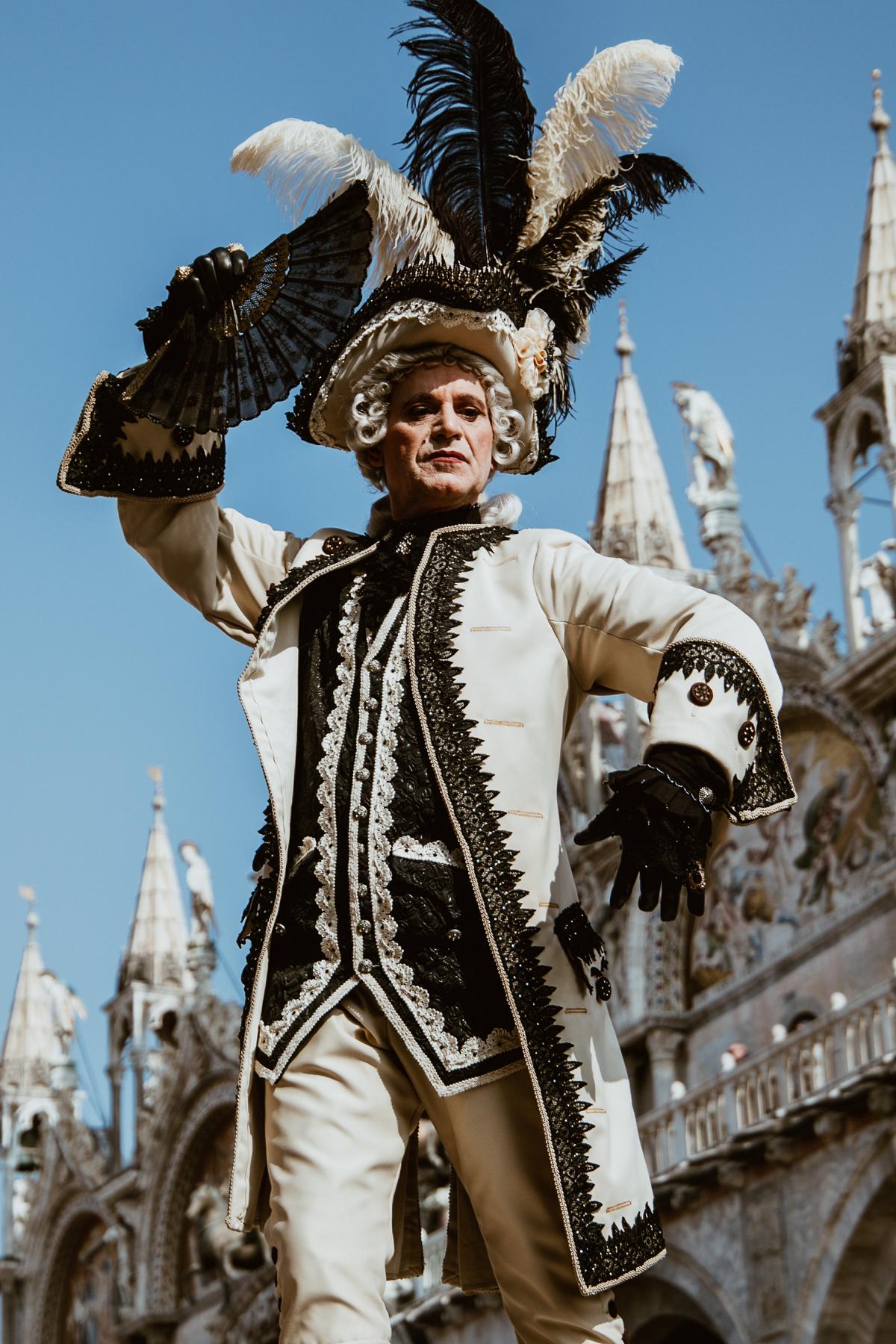 Carnevale di Venezia mit kostümierten Teilnehmern. Fotos von kostümierten Faschingssbesucher beim Karneval von Venedig auf dem Markusplatz. Karneval in Venedig, Italien.