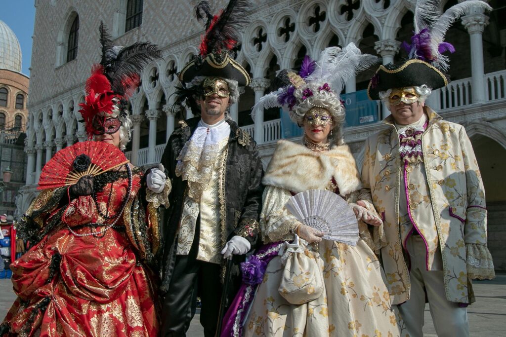 Carnevale di Venezia mit kostümierten Teilnehmern. Fotos von kostümierten Faschingssbesucher beim Karneval von Venedig auf dem Markusplatz. Karneval in Venedig, Italien.