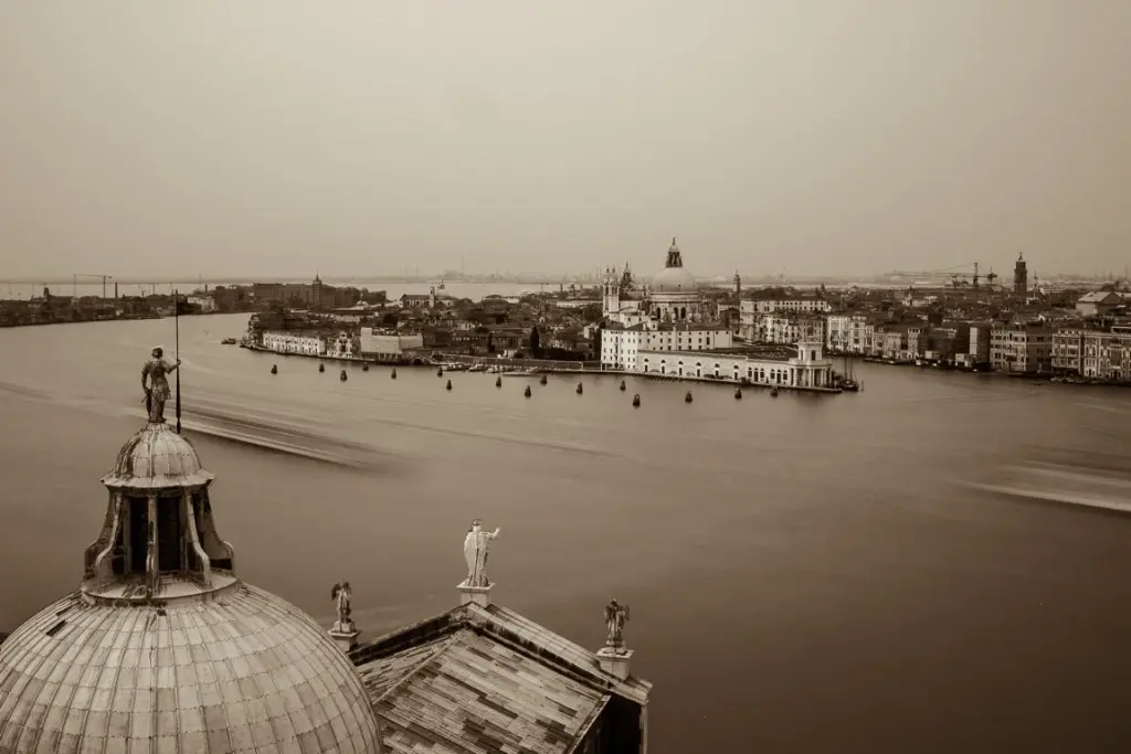 Langzeitbelichtung aus dem Glockenturm von San Giorgio Maggiore in Venedig, Italien.