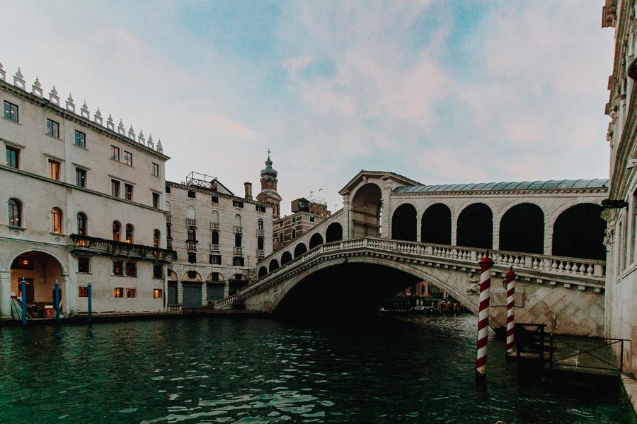 Blick auf die Rialtobrücke und Fondaco dei Tedeschi, Venezia, Italien.