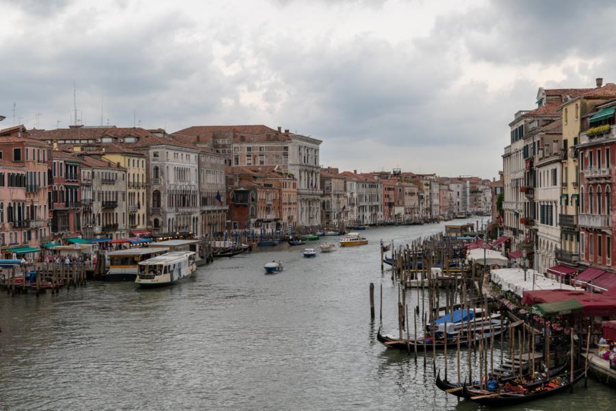 Blick auf den Canal Grande von der Rialtobrücke aus, Venedig, Venezia, Italien, an einem bewölkten Tag.
