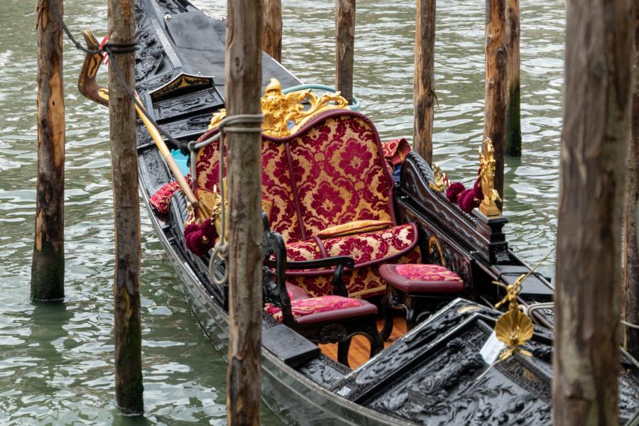 Gondel auf dem Canal Grande in Venedig, Venezia, Italien.