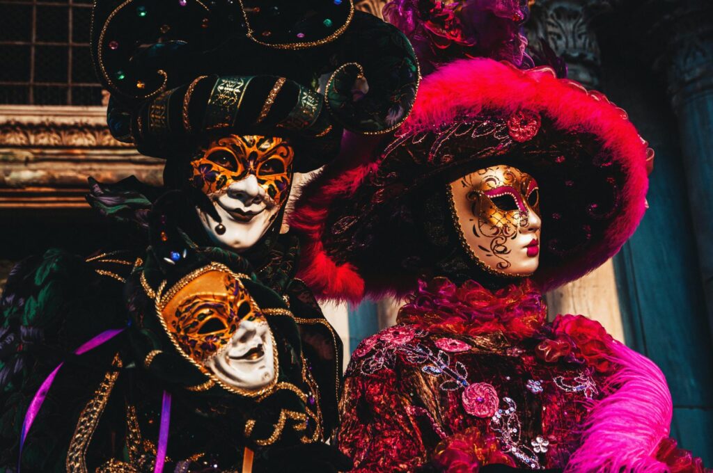Carnevale di Venezia mit kostümierten Teilnehmern. Fotos von kostümierten Faschingssbesucher beim Karneval von Venedig auf dem Markusplatz. Karneval in Venedig 2024, Italien.