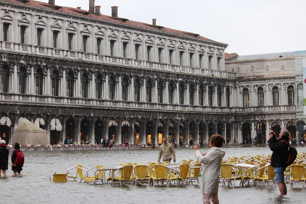 Markusplatz unter Wasser in Venedig