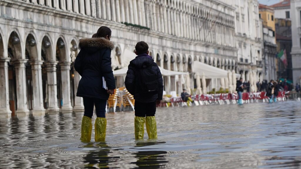 Hochwasser in Venedig am Markusplatz