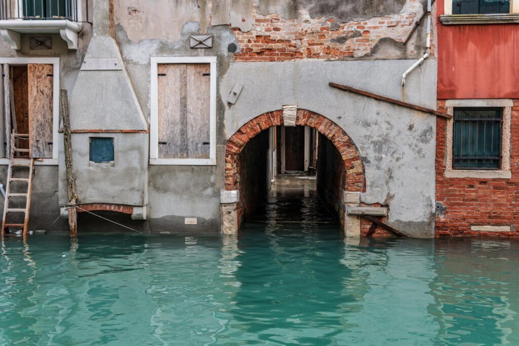 Gassen überflutet von Hochwasser in Venedig