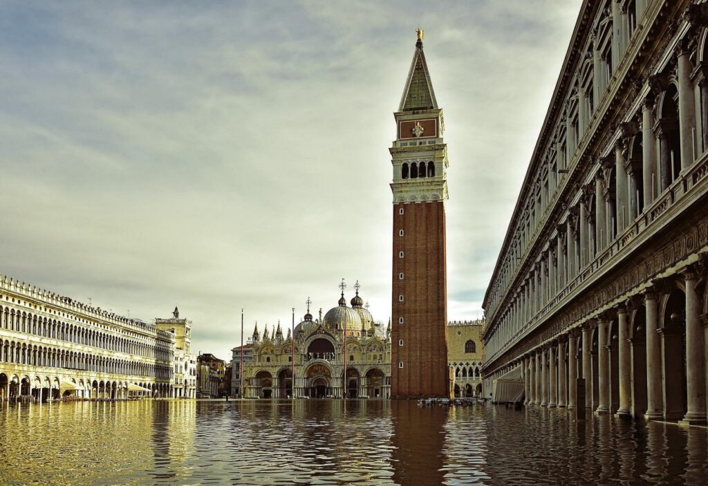 Markusplatz überflutet von Hochwasser. "Acqua alta" ist normalerweise keine Gefahr für deine Sicherheit in Venedig.
