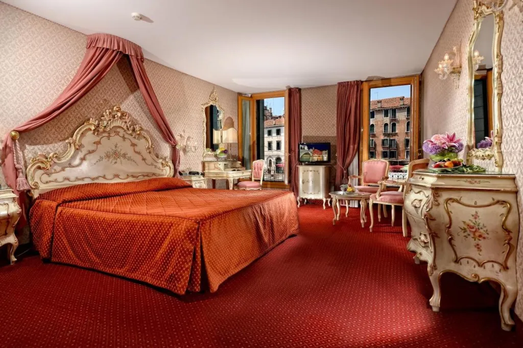 The Hotel Rialto, right by the Rialto Bridge and the Fondaco dei Tedeschi, Venezia, Italy.