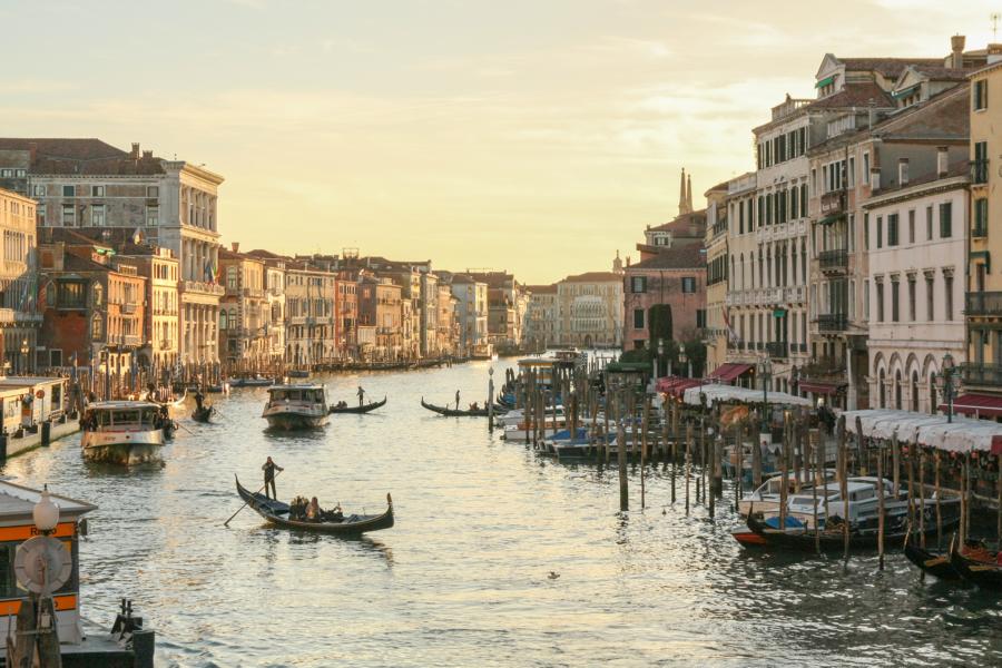 Die Lagunenstadt Venedig von der Rialto-Brücke aus fotografiert.