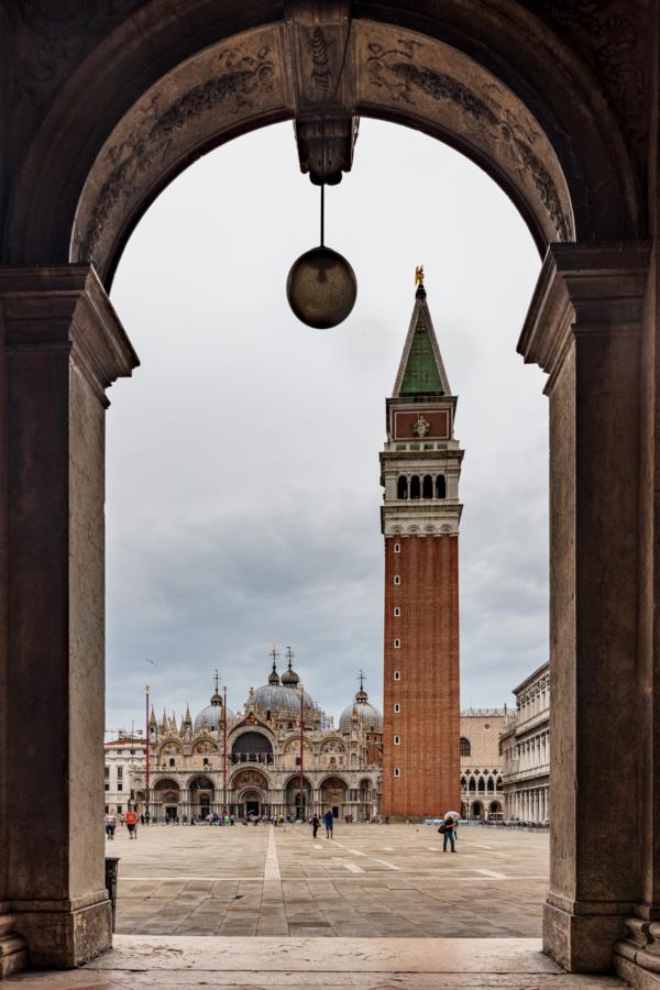 Markusplatz, Blick auf Markusdom und Glockenturm, Venedig, Venezia, Italien.