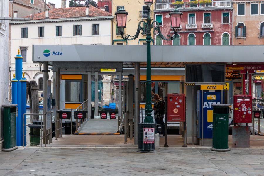 Wasserbushaltestelle Rialto in Venedig, Italien.