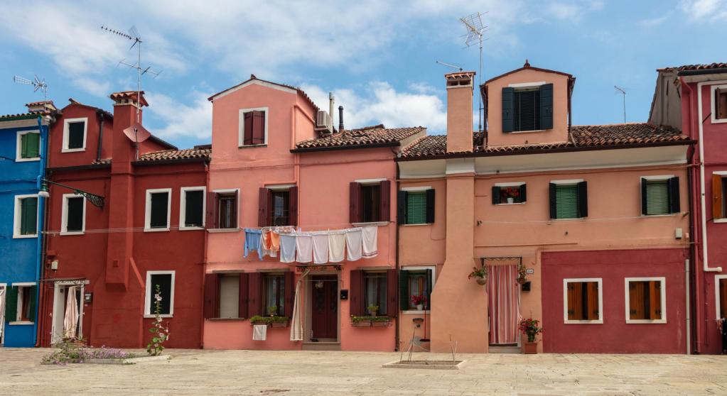 gemacht, ihre Häuser in leuchtenden Neontönen zu streichen, und so sind die bunten Häuser von Burano in der ganzen Welt bekannt. Venedig (Fondamenta Nove) - Insel Murano - Insel Mazzorbo - Insel Torcello - Insel Burano -Treporti - Punta Sabbioni.