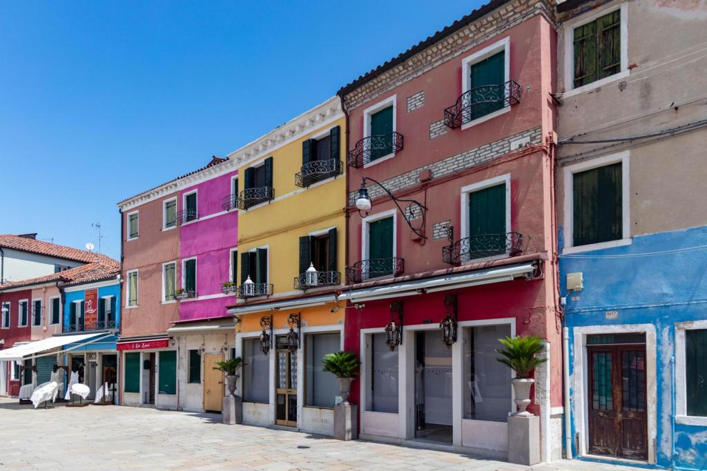 gemacht, ihre Häuser in leuchtenden Neontönen zu streichen, und so sind die bunten Häuser von Burano in der ganzen Welt bekannt. Venedig (Fondamenta Nove) - Insel Murano - Insel Mazzorbo - Insel Torcello - Insel Burano -Treporti - Punta Sabbioni.