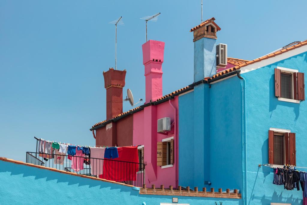 gemacht, ihre Häuser in leuchtenden Neontönen zu streichen, und so sind die bunten Häuser von Burano in der ganzen Welt bekannt. Venedig (Fondamenta Nove) - Insel Murano - Insel Mazzorbo - Insel Torcello - Insel Burano -Treporti - Punta Sabbioni. Auf dem Reisefotografie-Blog von Claudio Salvati Photography.