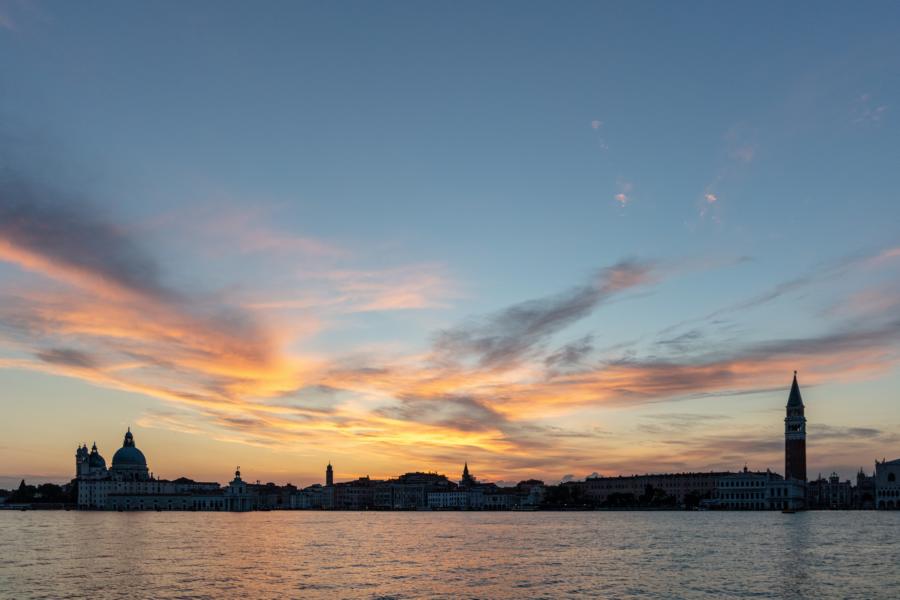 Santa Maria della Salute und der Sankt Markus-Glockenturm im Sonnenuntergang, von San Giorgio Maggiore aufgenommen.