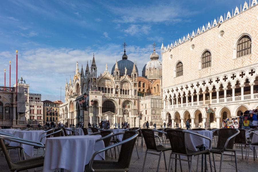 Markusplatz, Blick auf Markusdom und Dogenpalast, Venedig, Venezia, Italien.