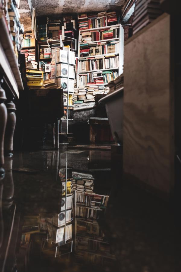 Hochwasser in der Bücherei Libreria Acqua Alta in Venedig, Italien.