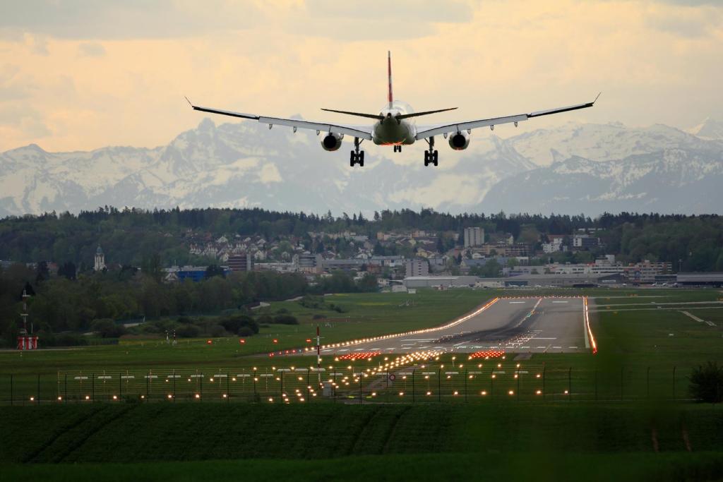 Corona-Reisetipp: Plane zusätzliche Zeit an Flughäfen ein, vor allem bei internationalen Flügen. Air Travel Airbus Flugzeuge.