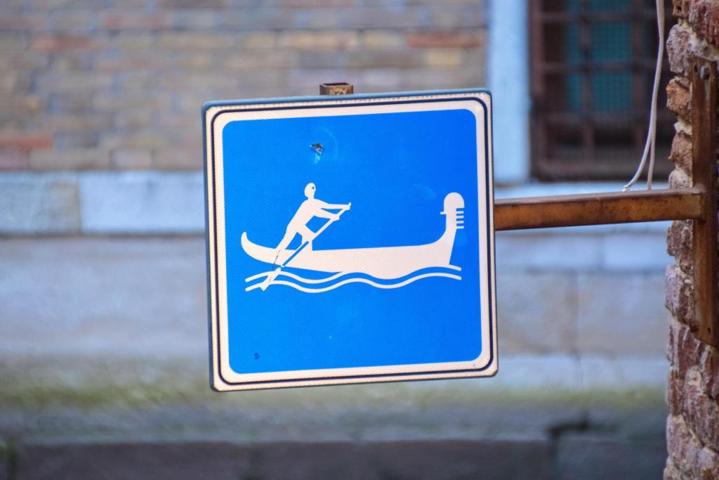 Die öffentlichen Verkehrsmitteln in Venedig: Gondeln können fast überall lang fahren, im Gegensatz zu Wasserbussen und -taxis.