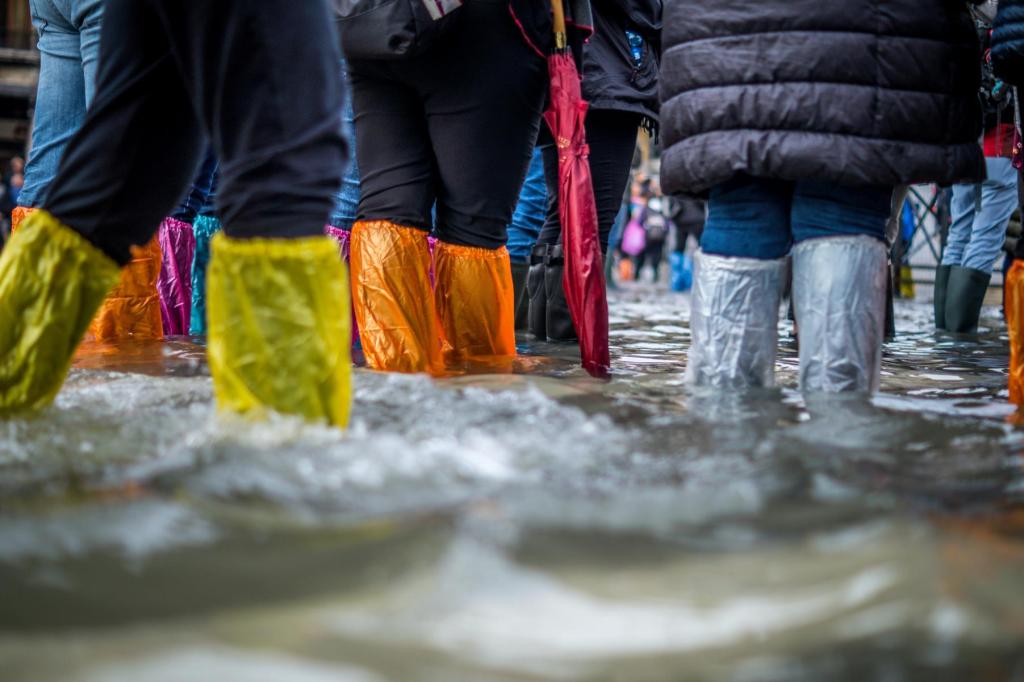 Manchmal ist es in Venedig wegen der Überflutungen nicht immer angenehm, zu Fuß zu gehen. Dennoch gehört dieses Phänomen zu den einzigartigen Charakteristiken der Lagunenstadt.