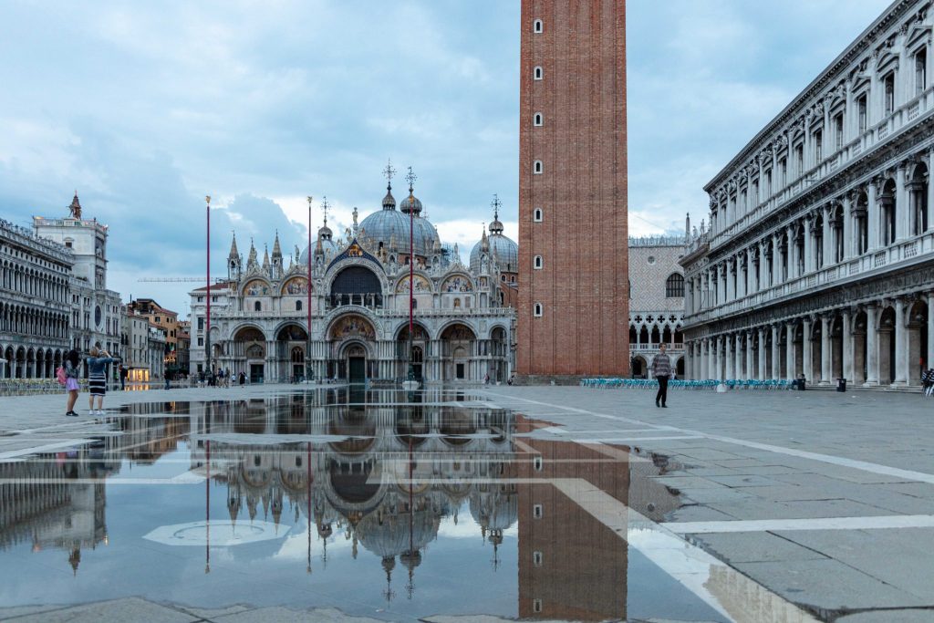 Eine Hotelbuchung in Venedig in der Nähe des markusplatzes kann teuer werden. Dann lieber in der Nähe des Bahnhofs Santa Lucia übernachten.