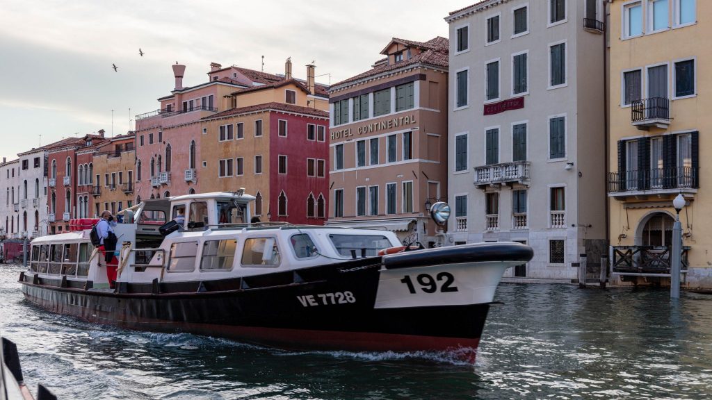 Die öffentlichen Verkehrsmitteln in Venedig: Wasserbus auf dem Canal Grande.