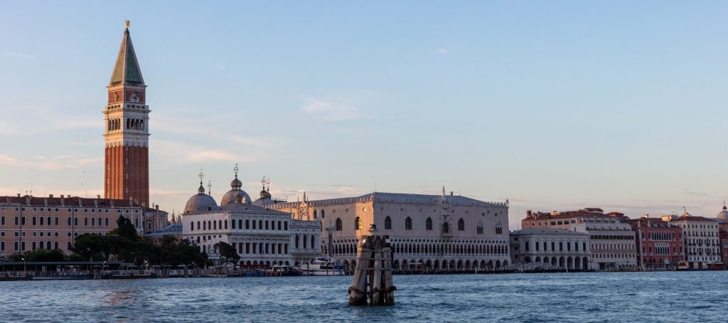 Piazza San Marco und der Glockenturm in Venedig, Italien, vom Wassertaxi fotografiert