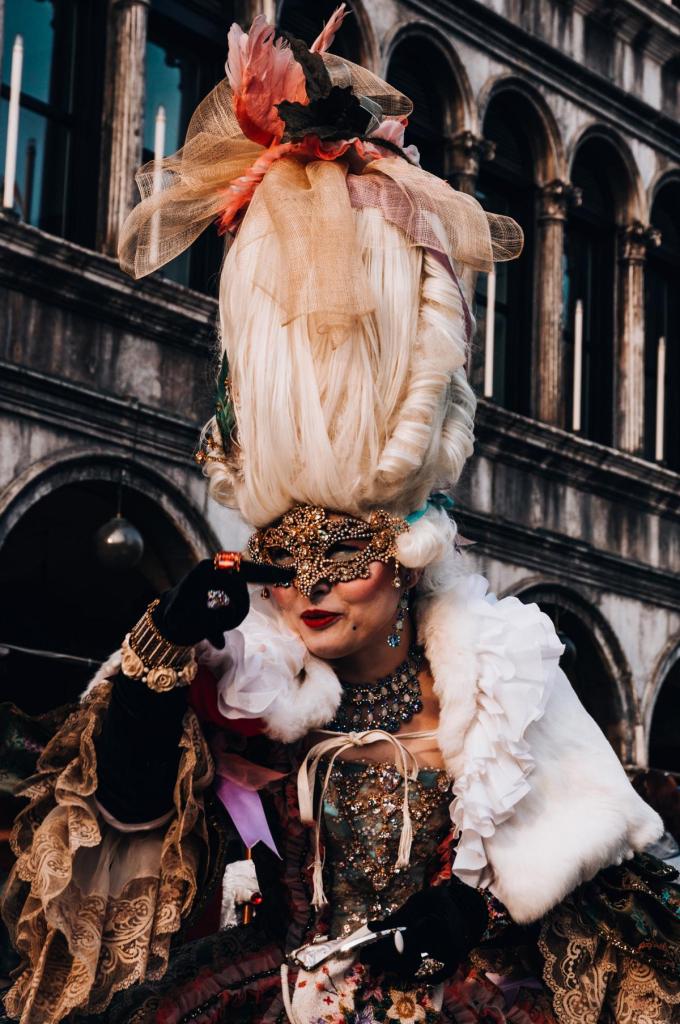 Carnevale di Venezia mit kostümierten Teilnehmern. Fotos von kostümierten Faschingssbesucher beim Karneval von Venedig auf dem Markusplatz. Karneval in Venedig, Italien.
