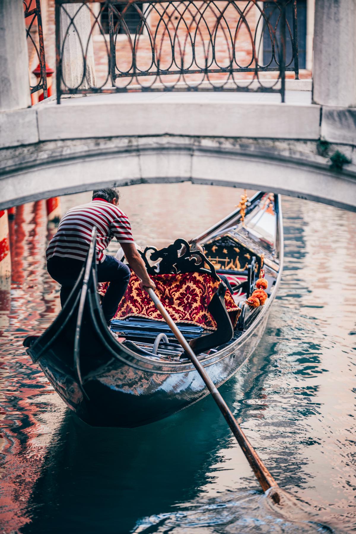 Gondel auf dem Canal Grande in Venedig, Venezia, Italien.