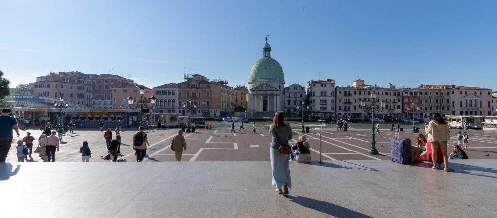 Der Bahnhof Santa Lucia in Venedig: Erlebe das Tor zur schwimmenden Stadt