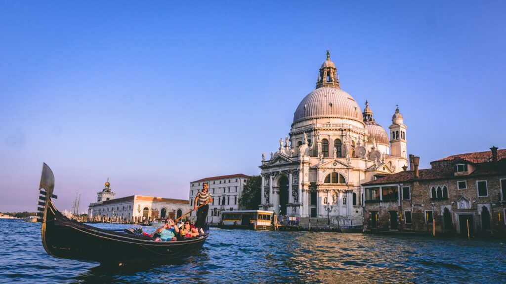 Eine Gondeltour, um zu verstehen, warum Venedig das beliebteste Reiseziel für Alleinreisende ist.