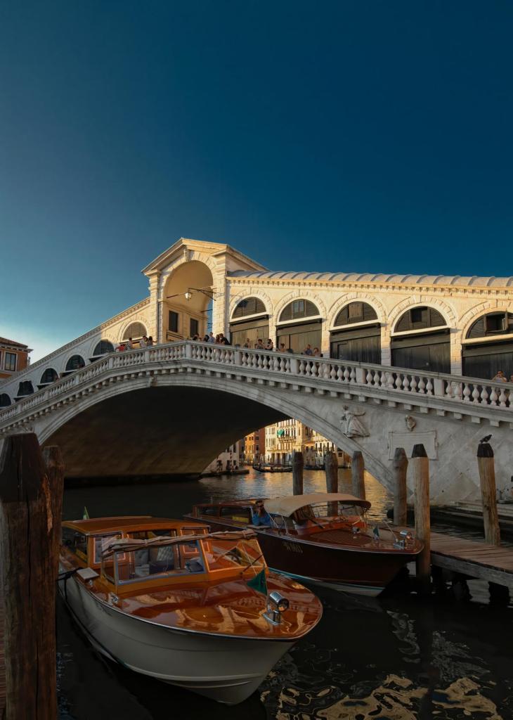 Die öffentlichen Verkehrsmitteln in Venedig: Angelegtes Wassertaxi auf dem Canal Grande.