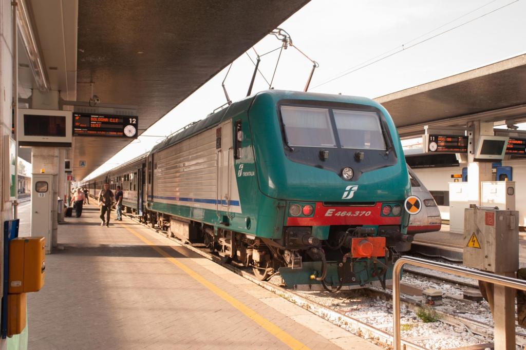 Die öffentlichen Verkehrsmitteln in Venedig: Züge im Bahnhof Venezia Santa Lucia in Venedig.