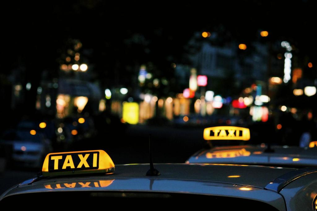 Die öffentlichen Verkehrsmitteln in Italien: Parkende Taxis.