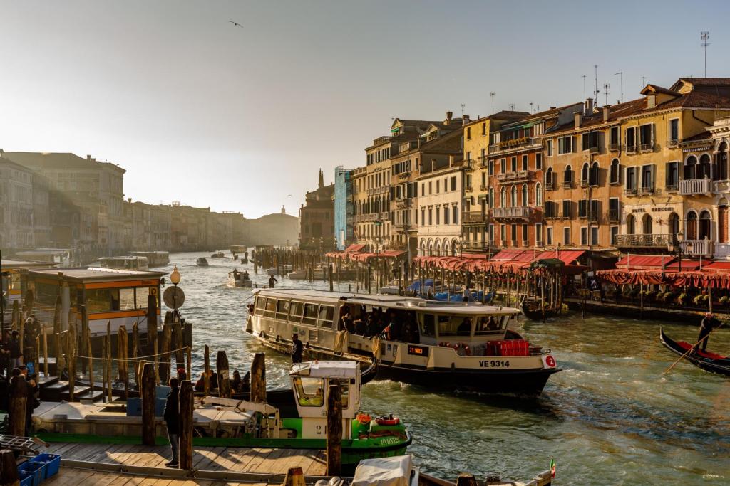 Vaporetti in Venedig – Der ultimative Leitfaden für die beliebtesten Wasserbusse in der Lagunenstadt in 2024