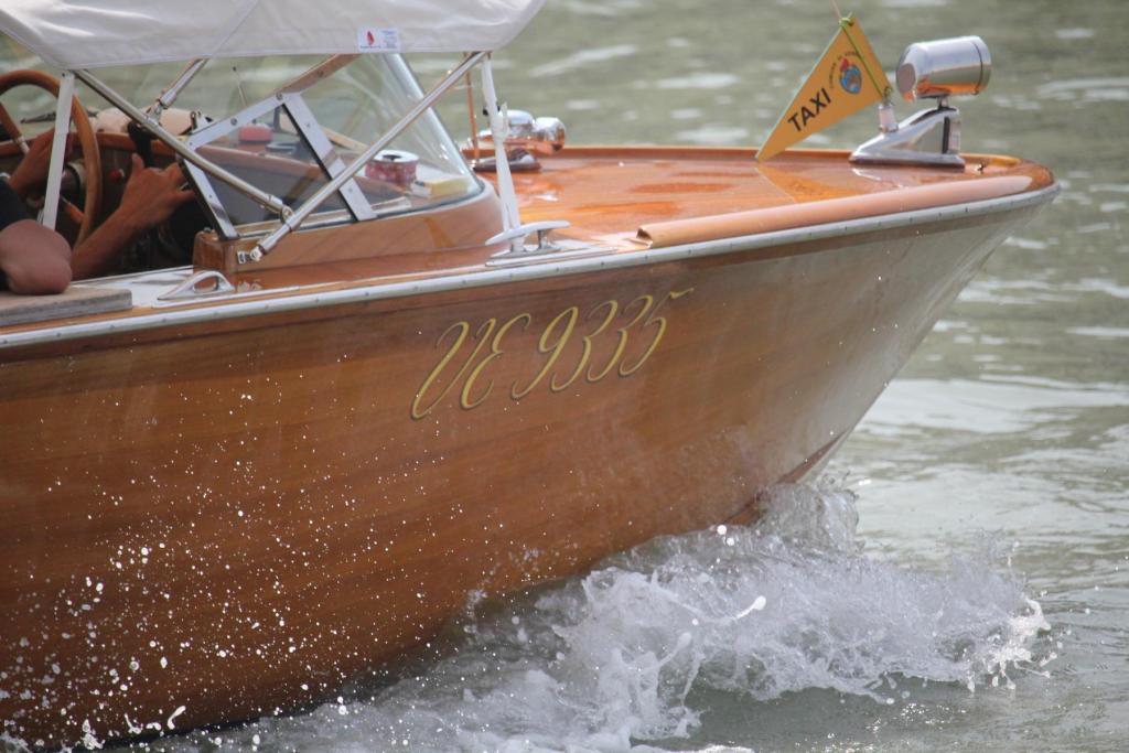 Die öffentlichen Verkehrsmitteln in Venedig: Fahrendes Wassertaxi auf dem Canal Grande.