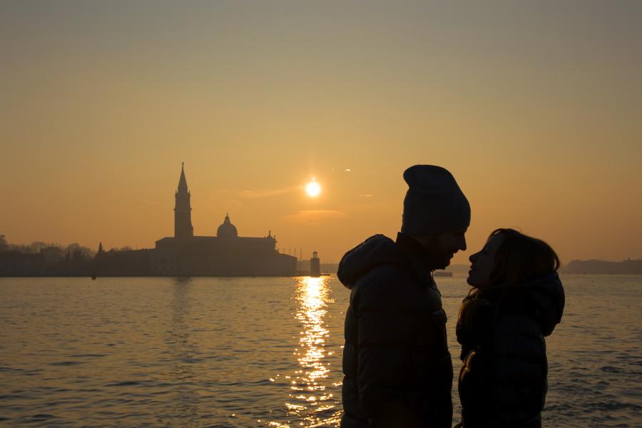 Romantische Stimmung bei Sonnenuntergang am Valentinstag in Venedig