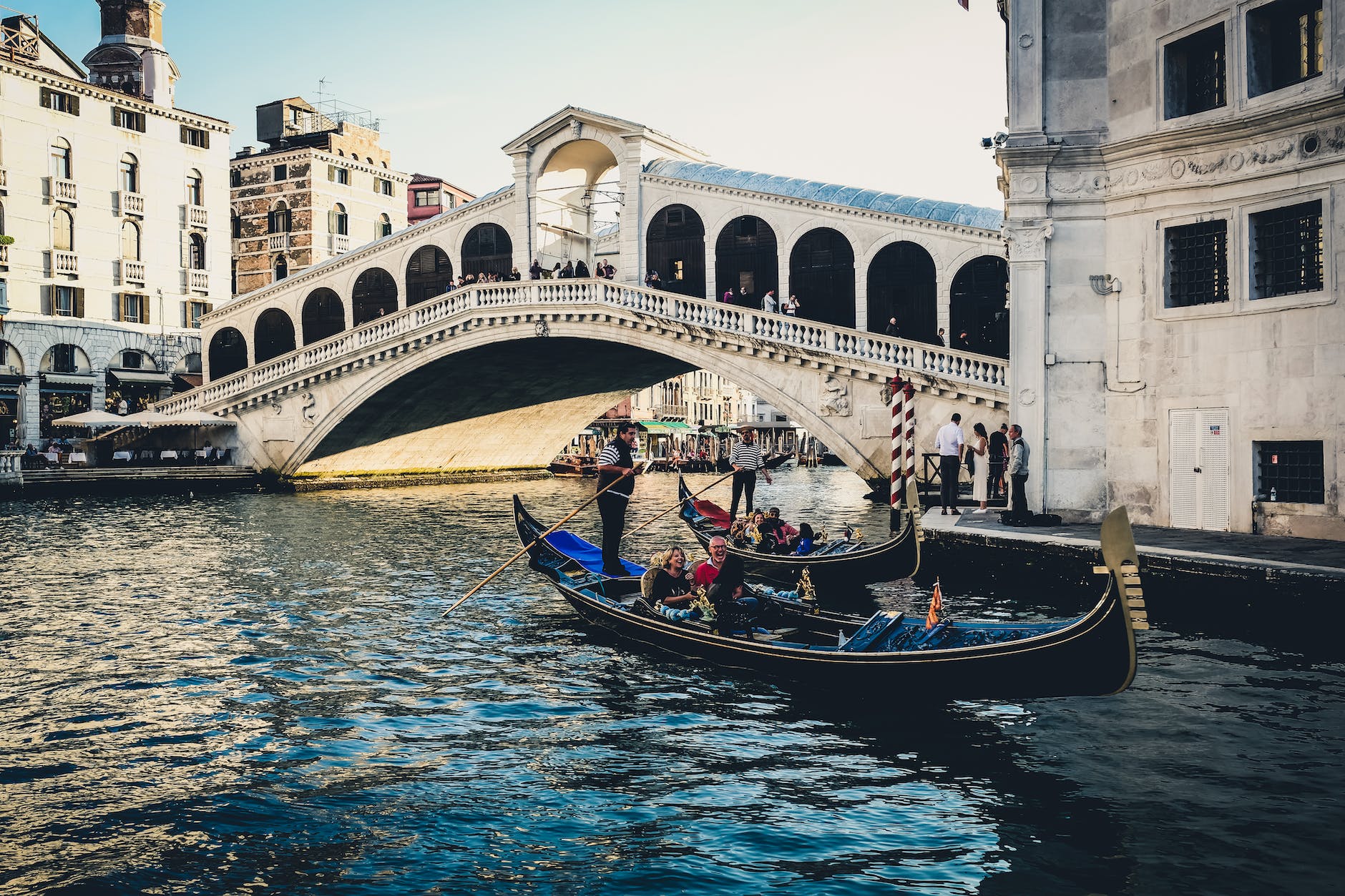 Gondeln an der Rialto-Brücke in Venedig
