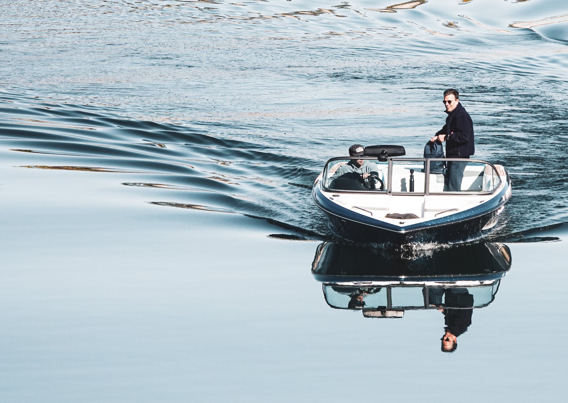 Mann führt ein Barching in der Lagune von Venedig