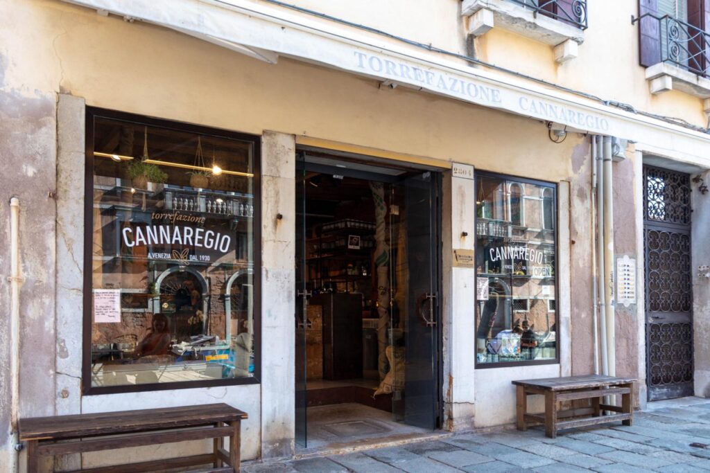 Die Torrefazione Cannaregio in Venedig ist eine historische Kaffeerösterei im Stadtteil Cannaregio.