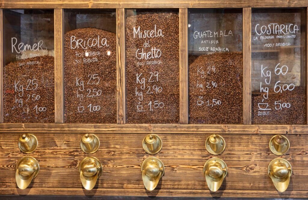 Torrefazione Cannaregio in Venedig hat über 30 verschiedene Kaffeesorten im Angebot, darunter Single-Origin-Kaffees und Mischungen. Meiner Meinung nach der beste Kaffee in Venedig.