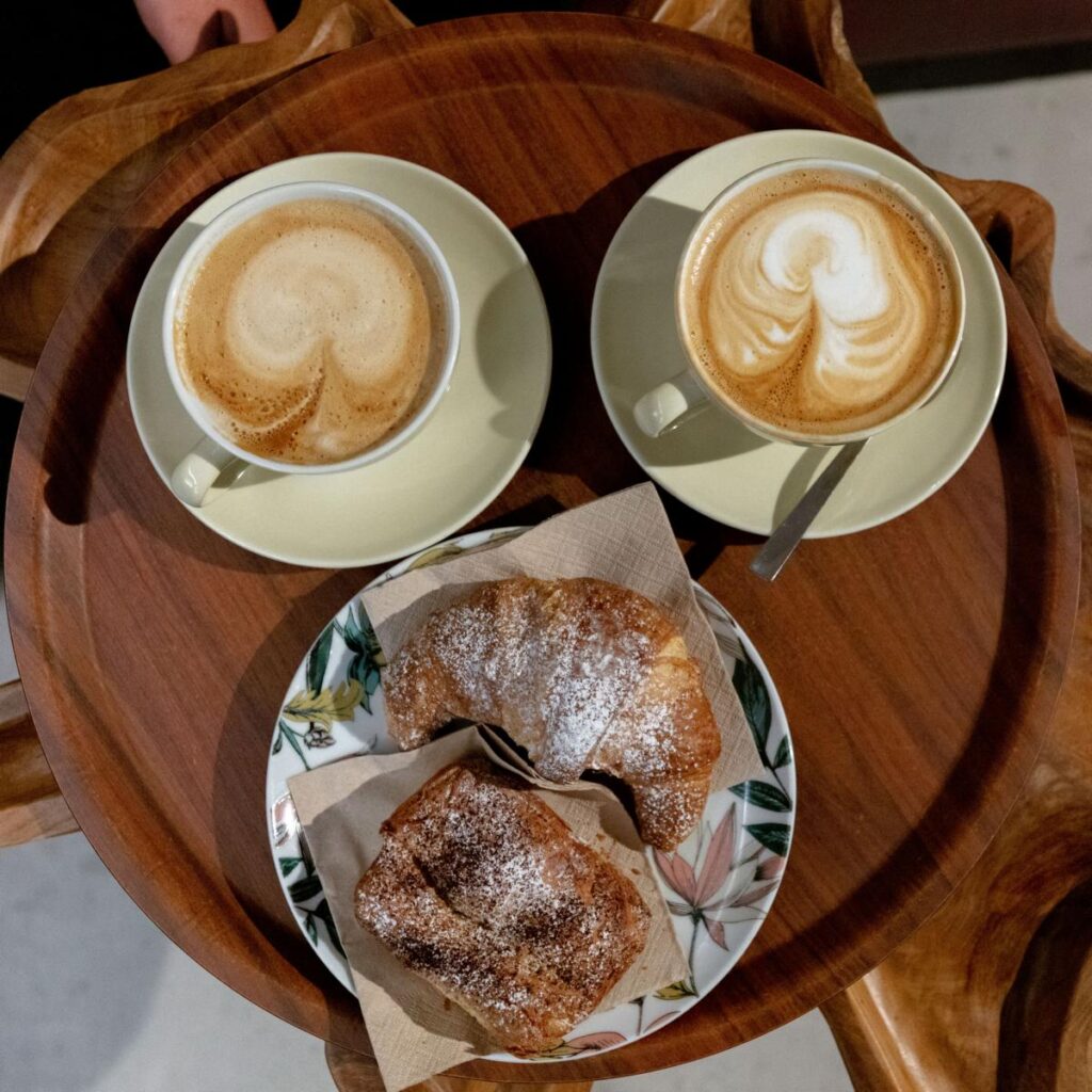 Im Torrefazione Cannaregio in Venedig gehört zu einem typischen Frühstück ein Kaffeegetränk wie ein Cappuccino oder Espresso und ein Gebäck wie ein Cornetto oder eine Ciambella.