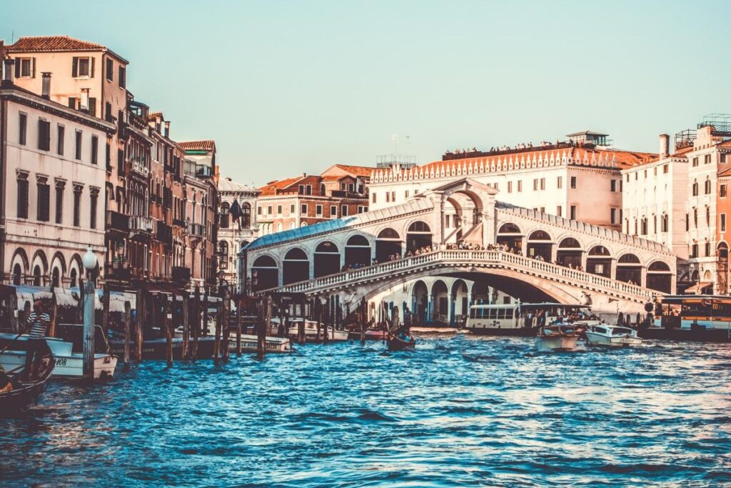 Eine Hotelbuchung in Venedig bei der Rialto-Brücke ist strategisch sinnvoll.