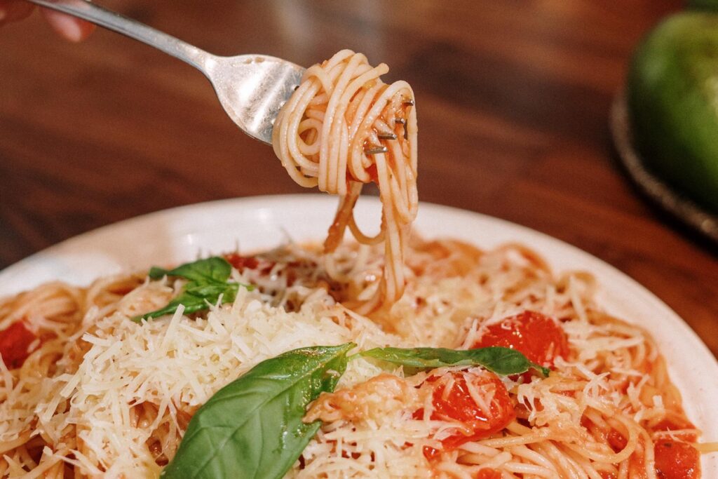 In Italien gilt es, Spaghetti um die Gabel zu wickeln und nicht Spaghetti mit dem Messer schneiden.