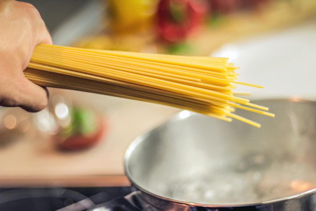 In Italien unvorstellbar: Spaghetti mit dem Messer schneiden.