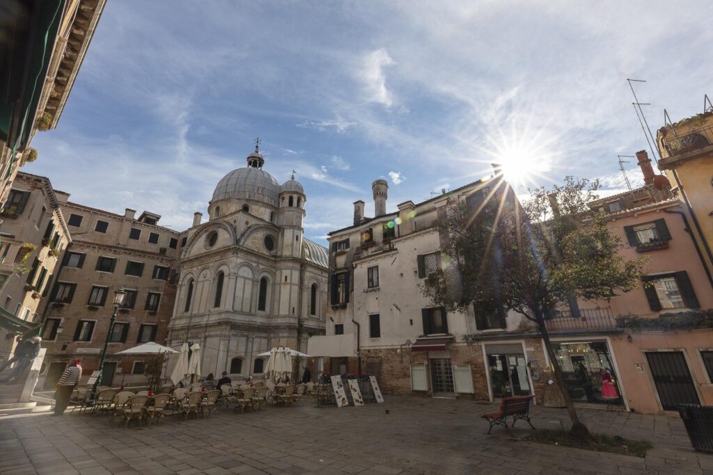 Das öffentliche Leben der Lagunenstadt wurde stark von der Präsenz von Trinkwasserquellen in Venedig geprägt.  