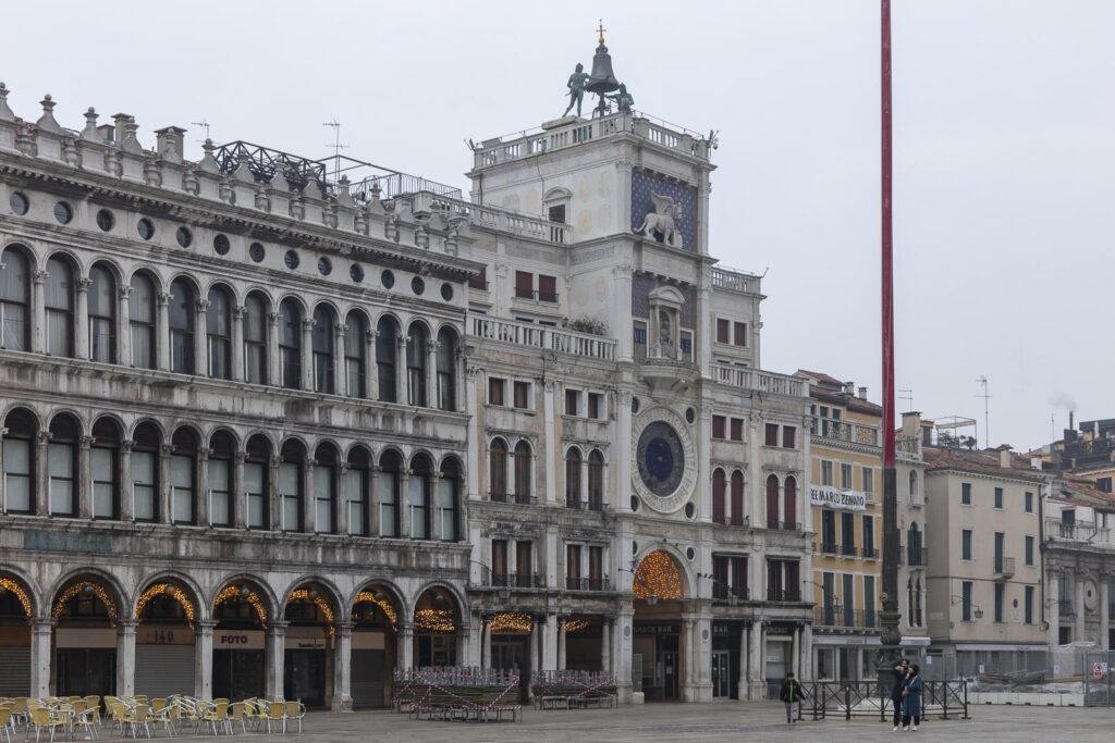 Die Torre dei Mori ("Maurenturm") oder Torre dell'Orologio ("Uhrturm") von San Marco in Venedig