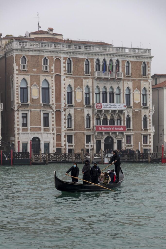 Eine Traghetto-Fahrt in Venedig ist eine sehr gute Alternative zur Gondelfahrt.