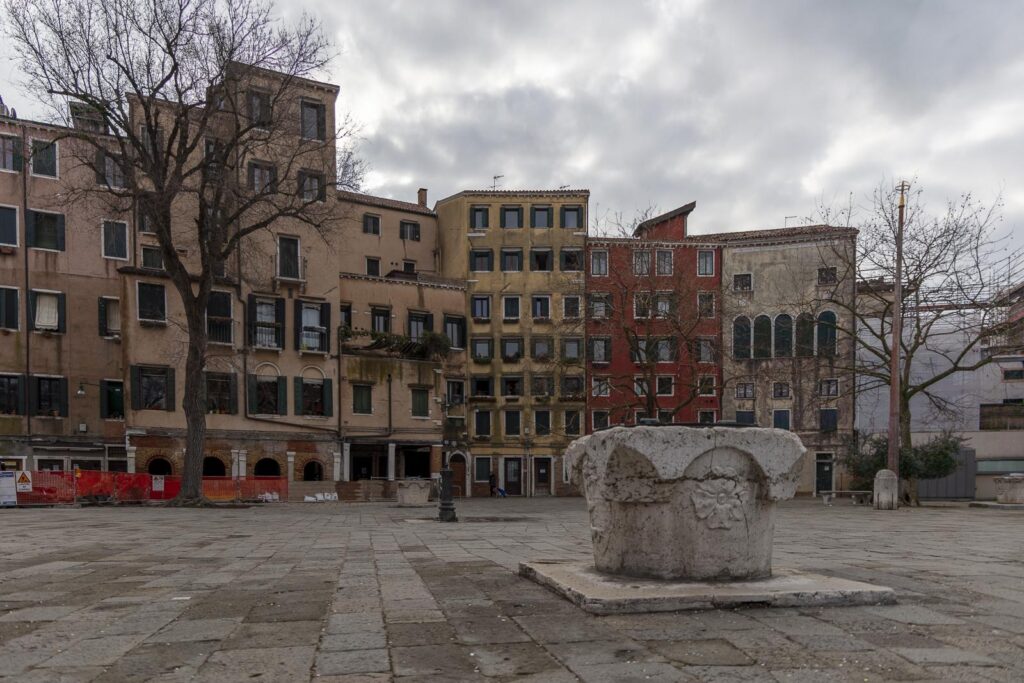 Ein Vera da Pozo in Ghetto Novo - gehört zu den alten öffentlichen Trinkwasserquellen in Venedig.